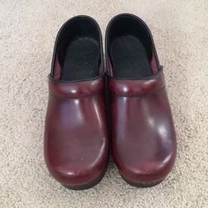 Dansko wine 39 clogs